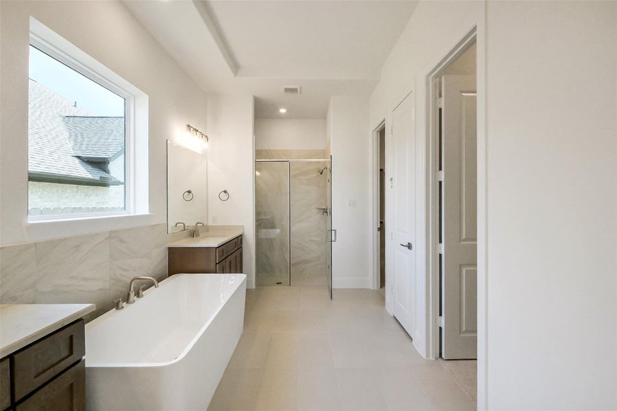 Furnished interior view inside a new home in Evergreen 70', Conroe (Image 14).