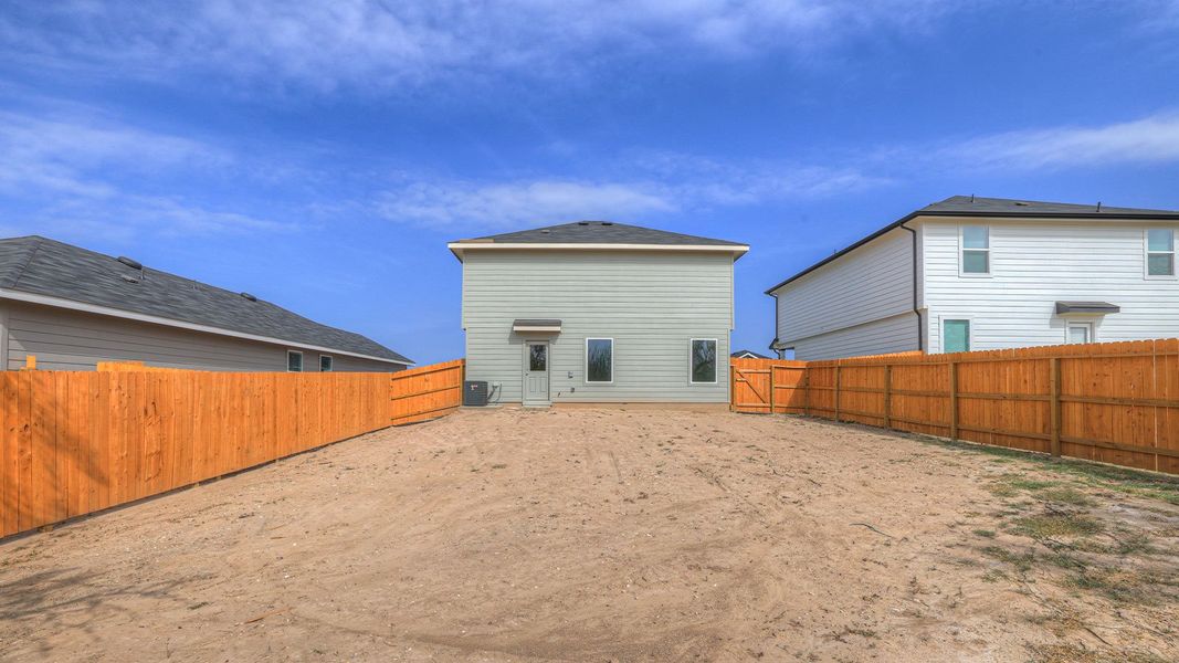 Exterior details and patio area of a home in Ladera, Luling (Image 4).
