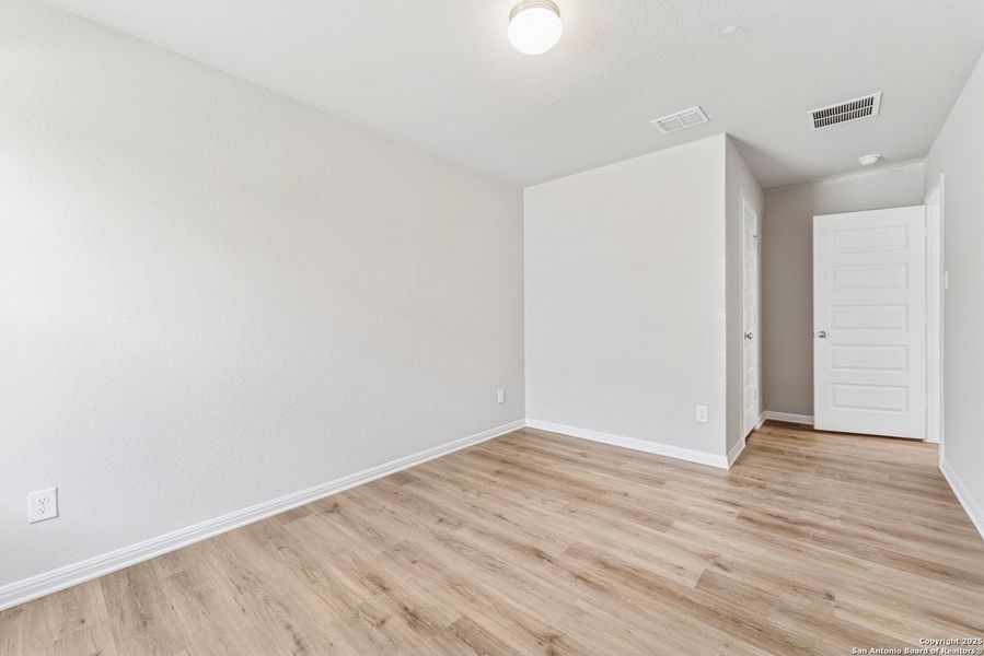 Spacious, unfurnished interior of a new home in Cinco Lakes, San Antonio (Image 15). Spacious, unfurnished interior of a new home in Cinco Lakes, San Antonio (Image 15).