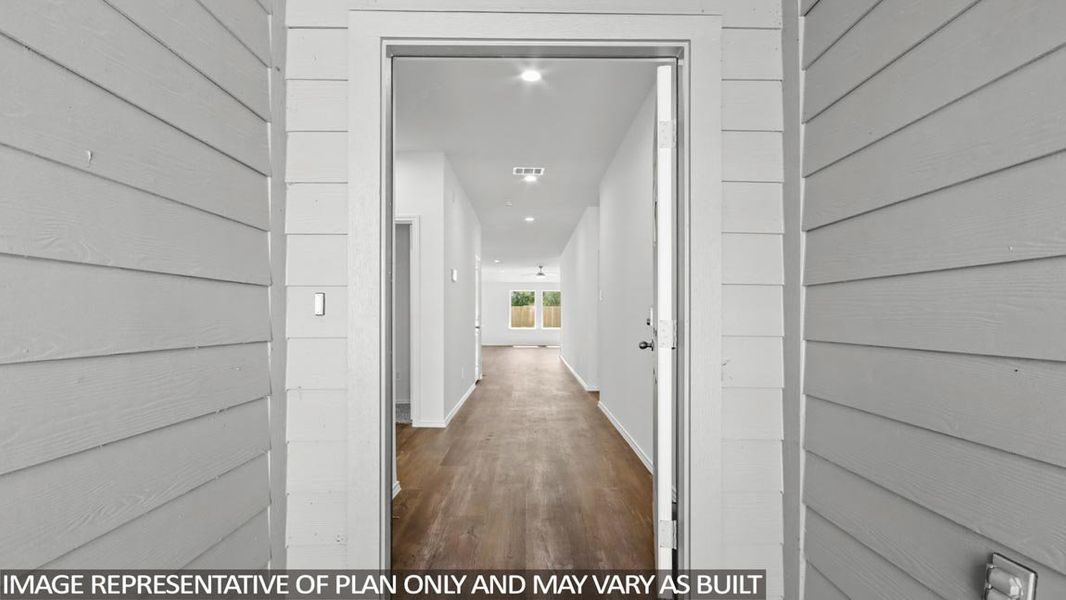 Exterior details and patio area of a home in Silverthorne, Conroe (Image 3).