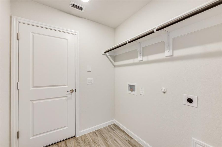 Spacious, unfurnished interior of a new home in Bear Creek Elements, Lavon (Image 35).