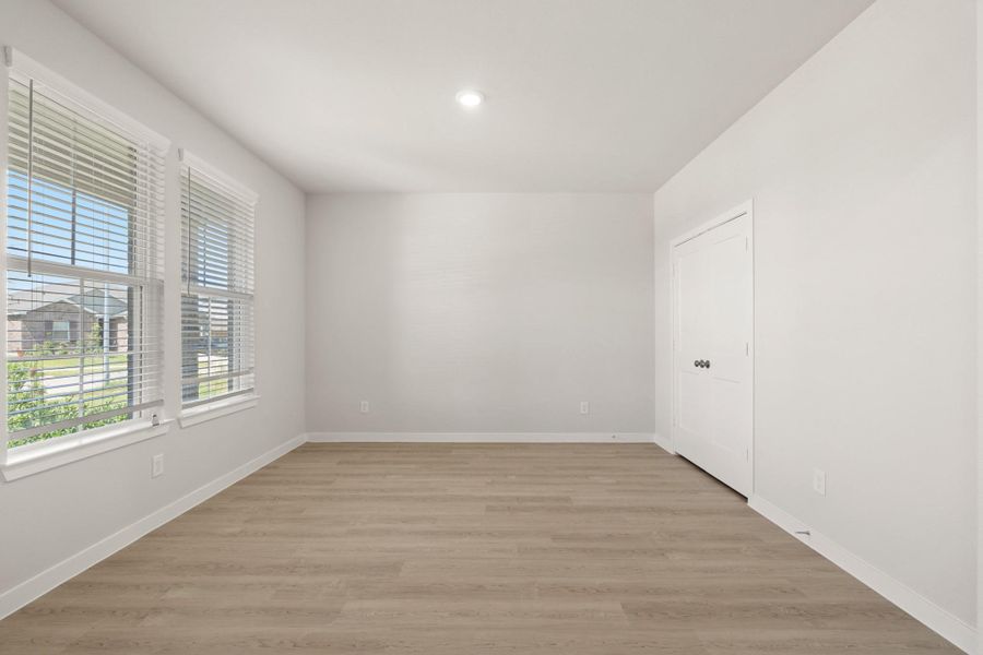 Spacious, unfurnished interior of a new home in Sunterra, Katy (Image 17).