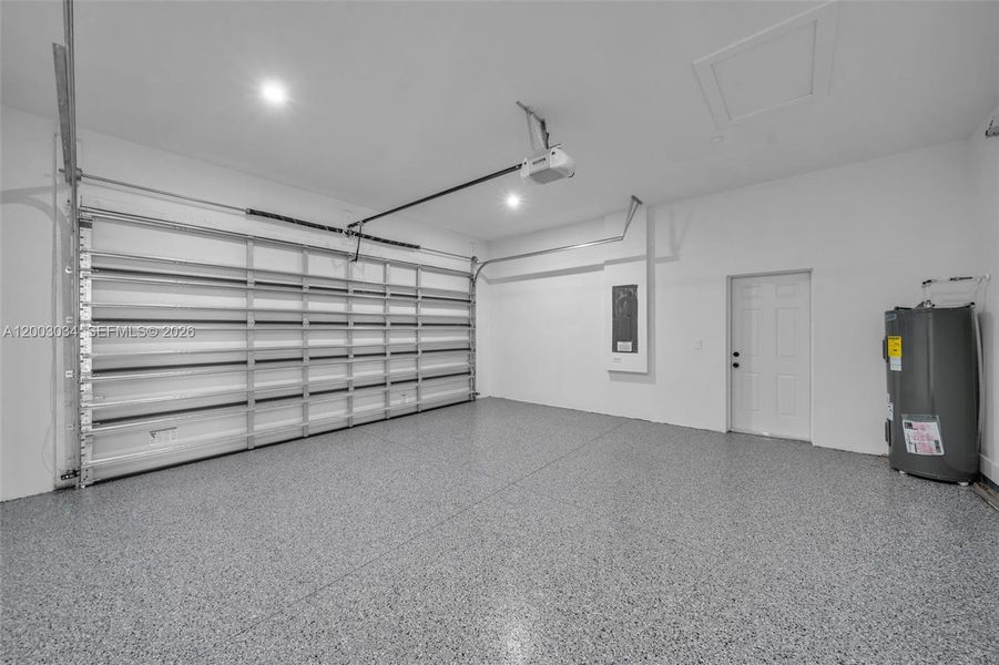Spacious, unfurnished interior of a new home in , Cape Coral (Image 48).