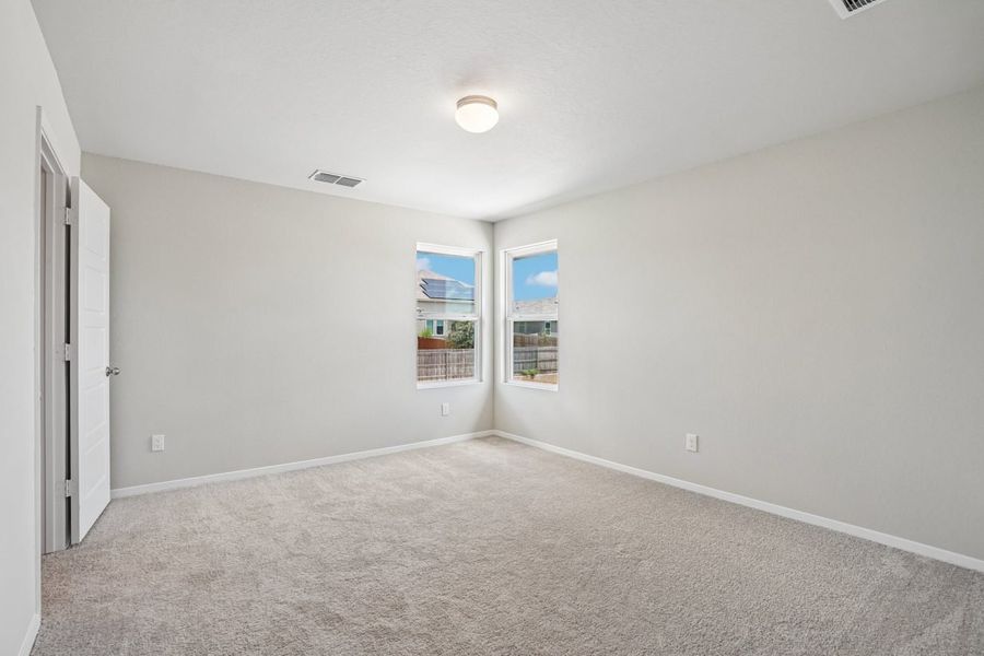 Spacious, unfurnished interior of a new home in Hunters Ranch, San Antonio (Image 17).