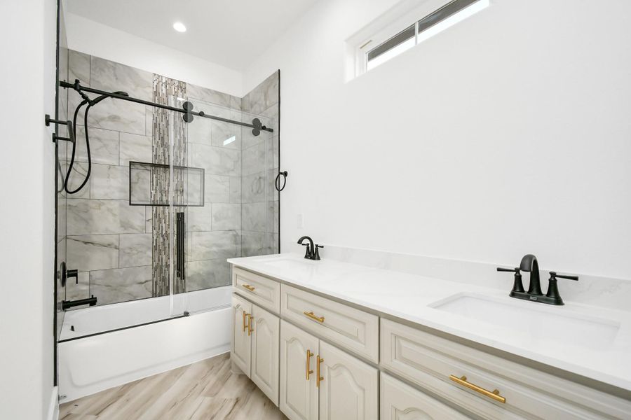 Furnished interior view inside a new home in , Rosharon (Image 4).