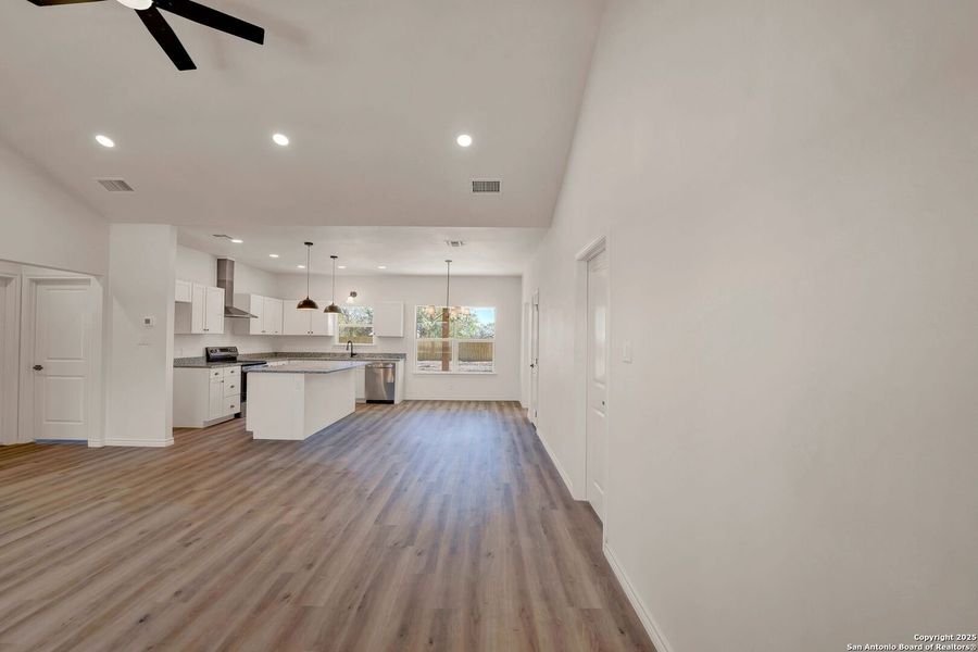 Spacious, unfurnished interior of a new home in , Hondo (Image 27).