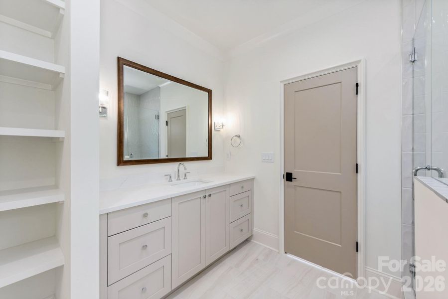 En suite bath 2