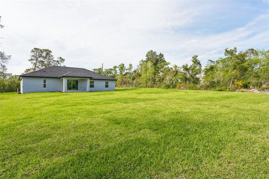 Exterior details and patio area of a home in , Weeki Wachee (Image 3).