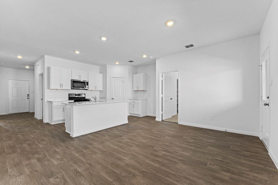 Spacious, unfurnished interior of a new home in Trace, San Marcos (Image 17).