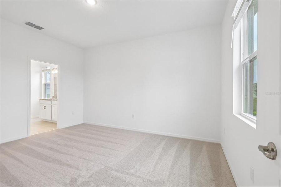 Spacious, unfurnished interior of a new home in Eagletail Landings, Howey-in-the-Hills (Image 36).