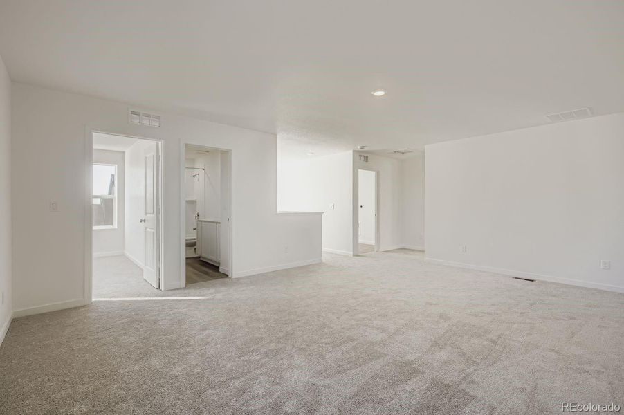 Spacious, unfurnished interior of a new home in Ledge Rock, Johnstown (Image 8).