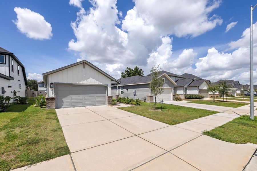 Front exterior of a new home in Arcadia 40s, Missouri City, TX, highlighting curb appeal (Image 27). Front exterior of a new home in Arcadia 40s, Missouri City, TX, highlighting curb appeal (Image 27).