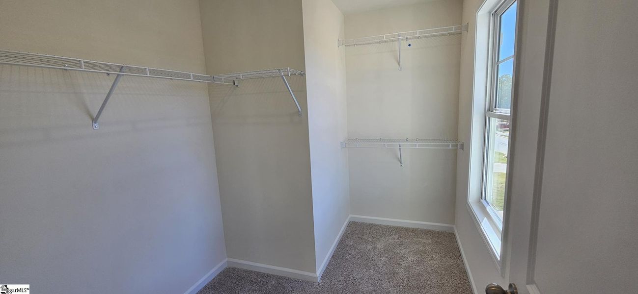 Spacious, unfurnished interior of a new home in Sedona, Greenville (Image 13).