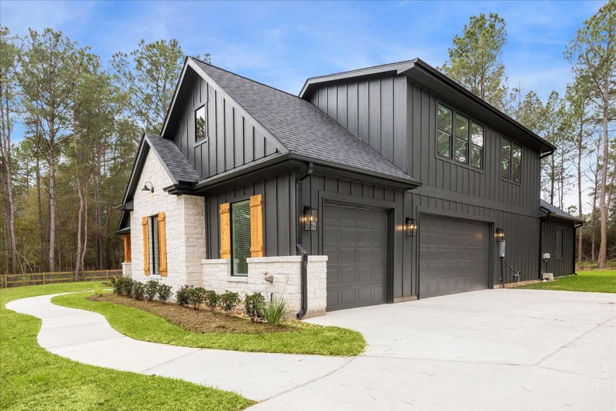 THE PICTURE SHOWN IS NOT THE ACTUAL HOME. TRINITY SIGNATURE HOMES IS BUILDING A SIMILAR FLOOR PLAN.