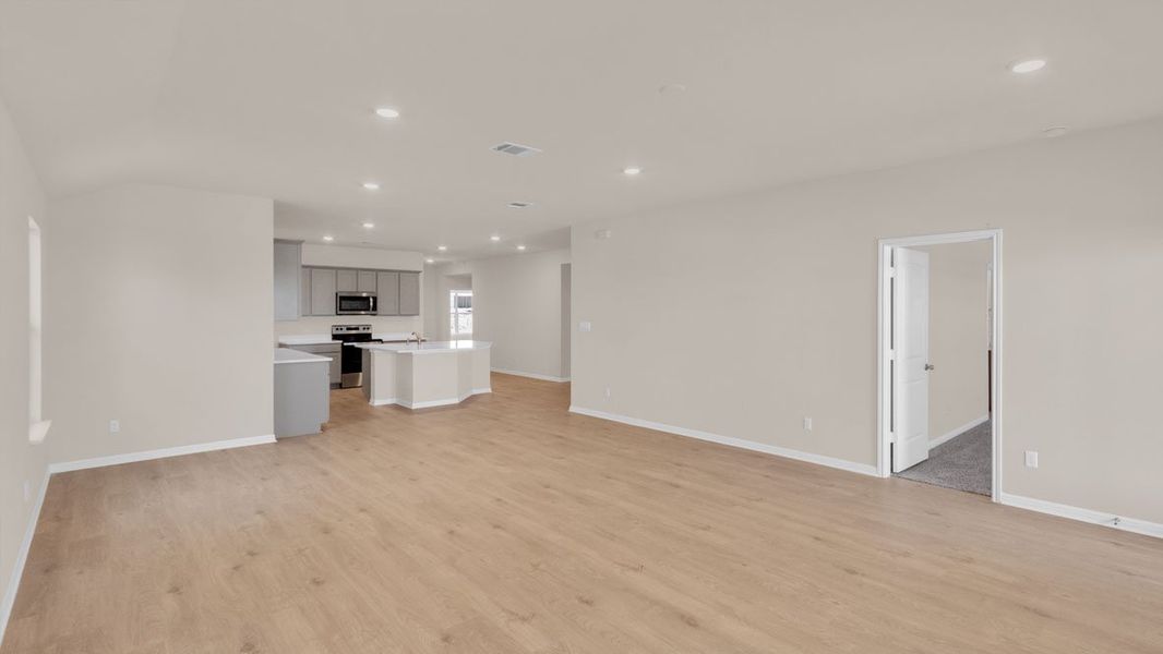 Spacious, unfurnished interior of a new home in Thunder Rock, Marble Falls (Image 20).