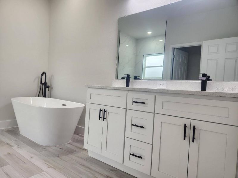 Master Bathroom 2 sinks and tub