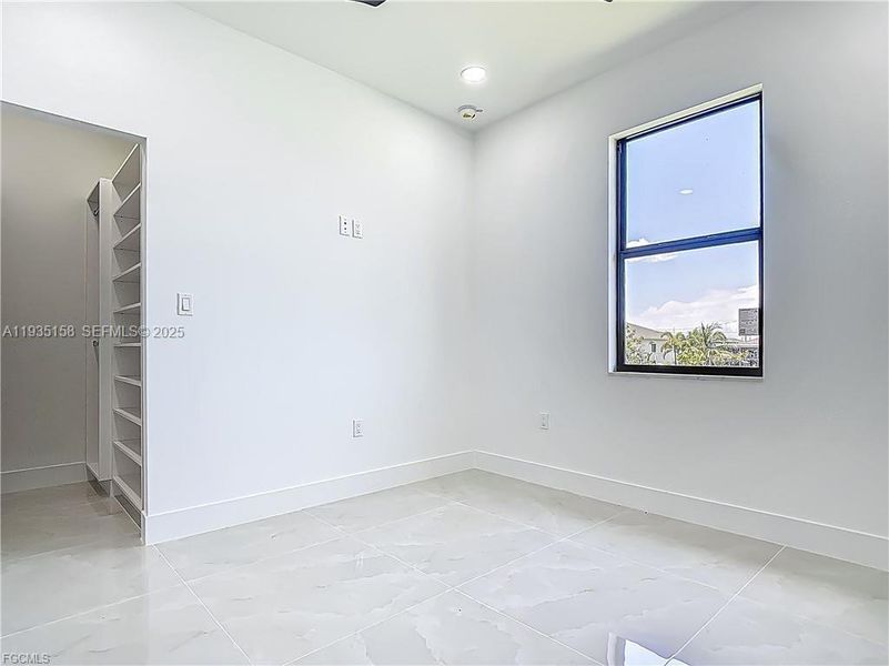 Spacious, unfurnished interior of a new home in , Cape Coral (Image 16).