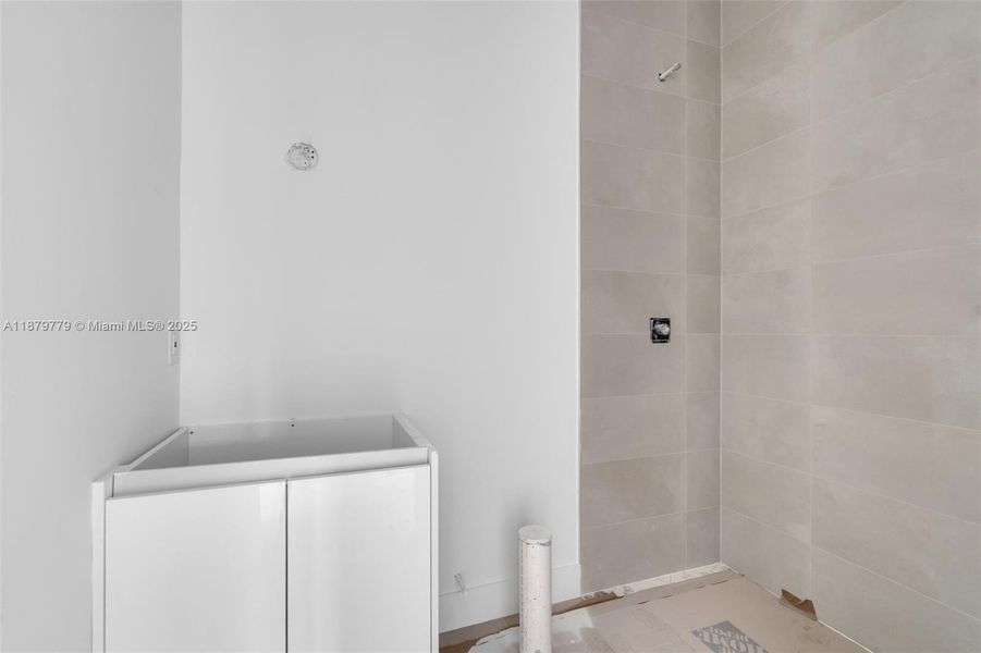 Spacious, unfurnished interior of a new home in , Miami (Image 8).