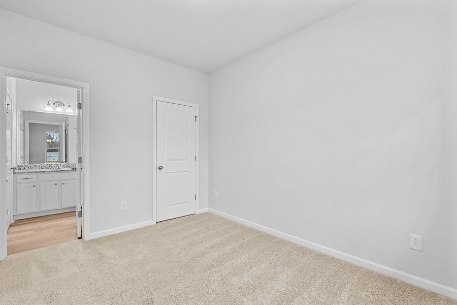 Spacious, unfurnished interior of a new home in Fieldstone, Lexington (Image 18).