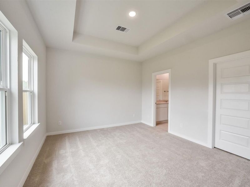 Spacious, unfurnished interior of a new home in Caney Creek Place, Conroe (Image 25).