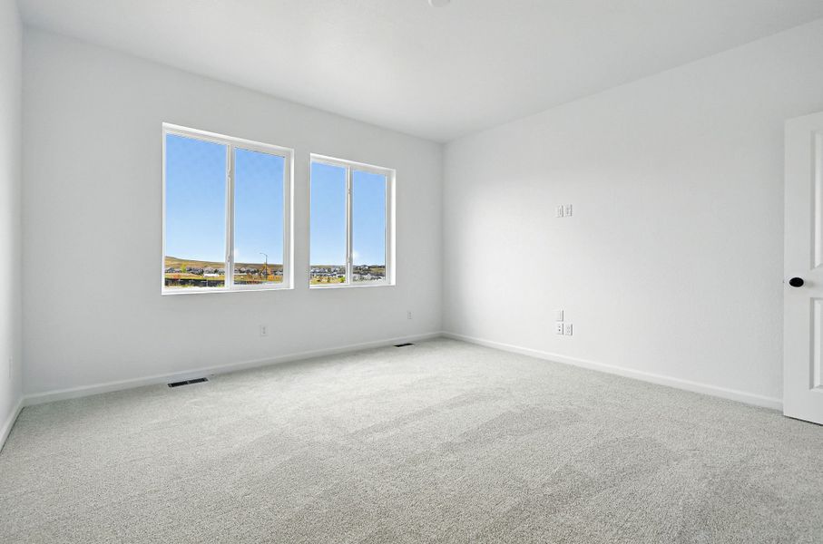 Spacious, unfurnished interior of a new home in Trailstone, Arvada (Image 25).