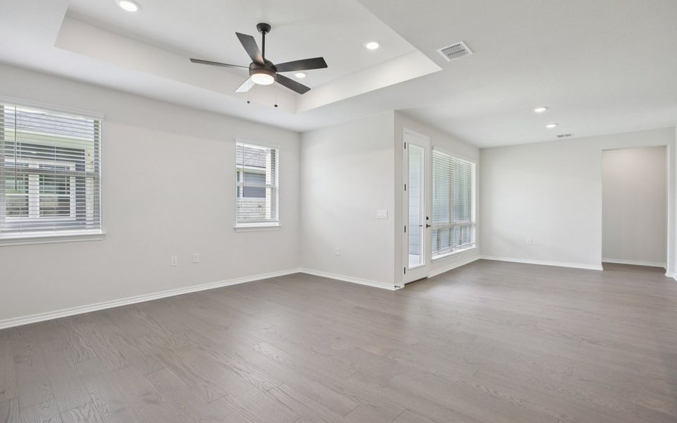 Spacious, unfurnished interior of a new home in Kissing Tree, San Marcos (Image 9).