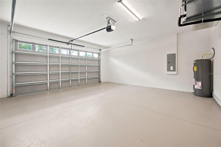 Spacious, unfurnished interior of a new home in , Dunnellon (Image 34).