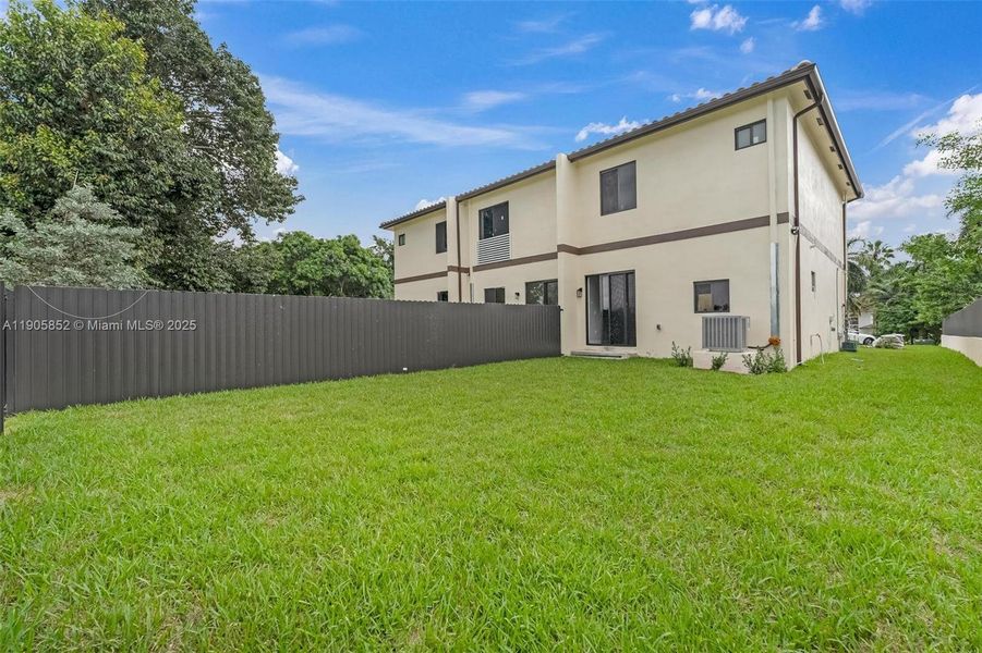 Exterior details and patio area of a home in , Miami (Image 38).