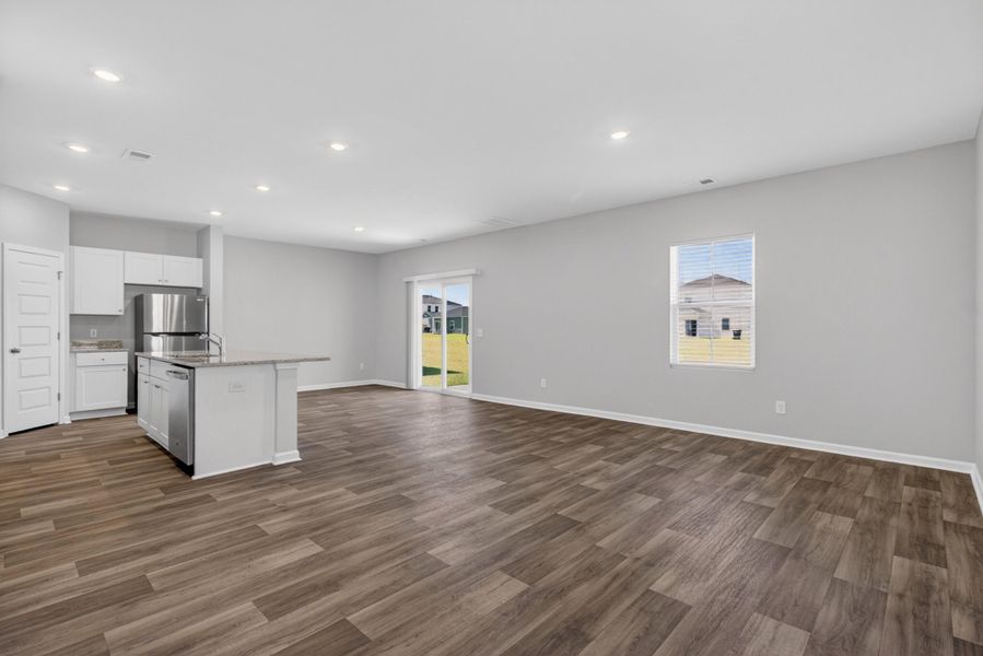 Spacious, unfurnished interior of a new home in Lindera Preserve at Cane Bay Plantation, Summerville (Image 21).