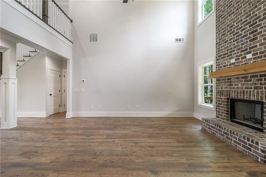 Spacious, unfurnished interior of a new home in Spring Creek, Monroe (Image 23).