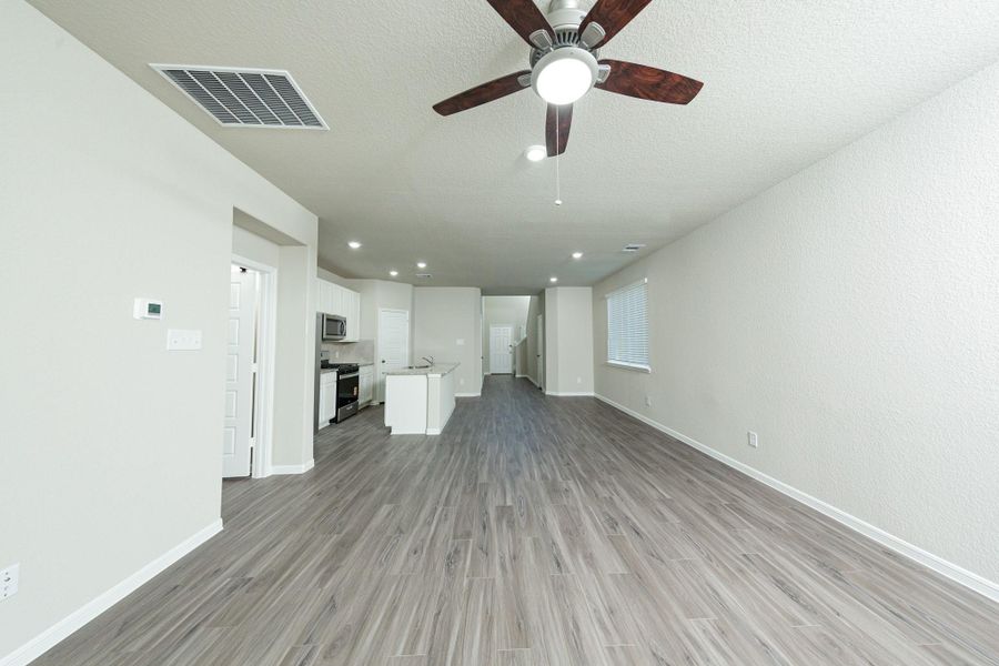 Spacious, unfurnished interior of a new home in Mackenzie Creek, Conroe (Image 15).