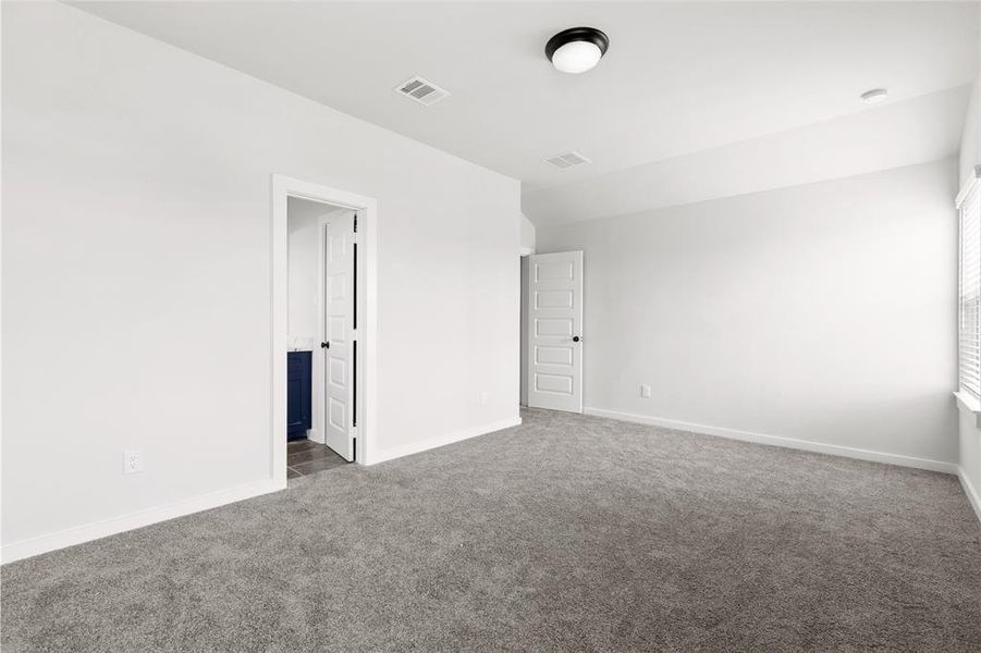 Great additional room with large closet and tub/shower combo.