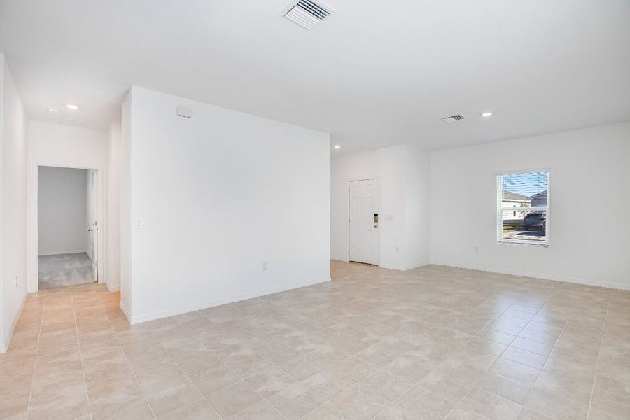 Spacious, unfurnished interior of a new home in Coopers Meadow, Jacksonville (Image 10).