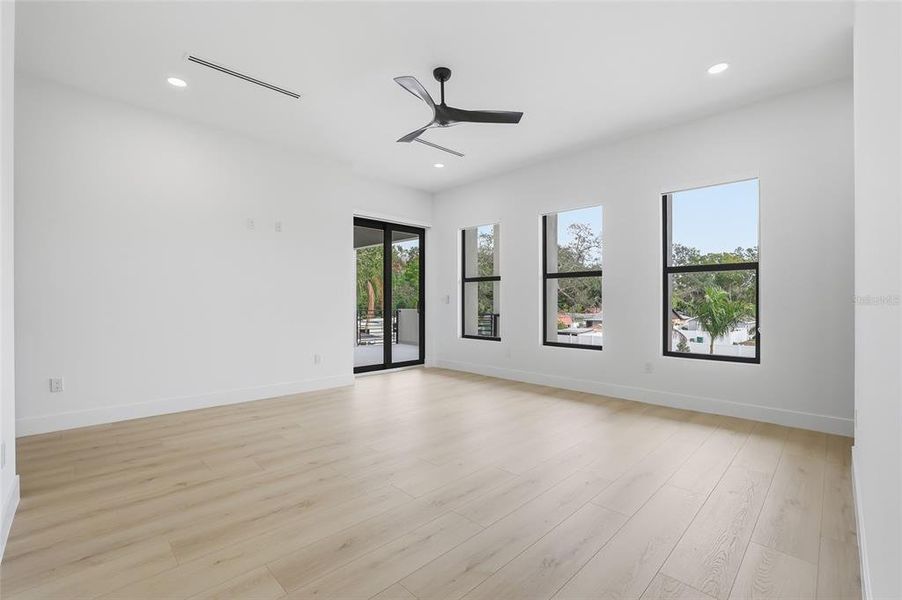 Spacious, unfurnished interior of a new home in , Tampa (Image 73).