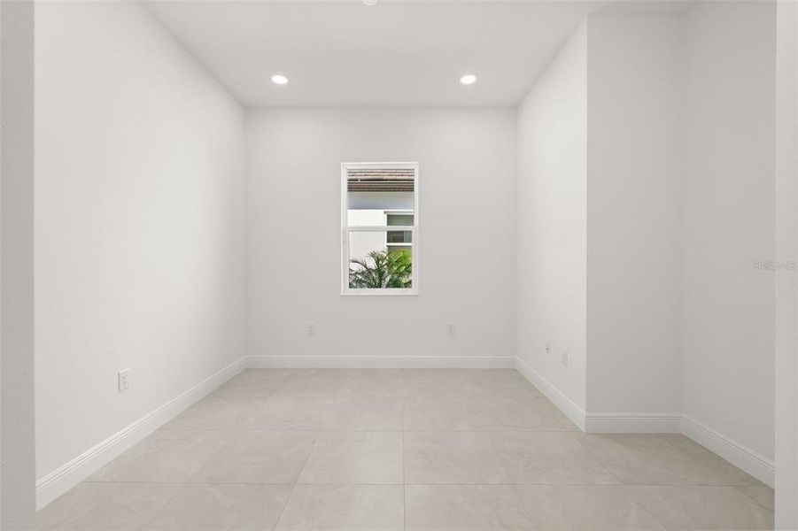 Spacious, unfurnished interior of a new home in , Sarasota (Image 24).
