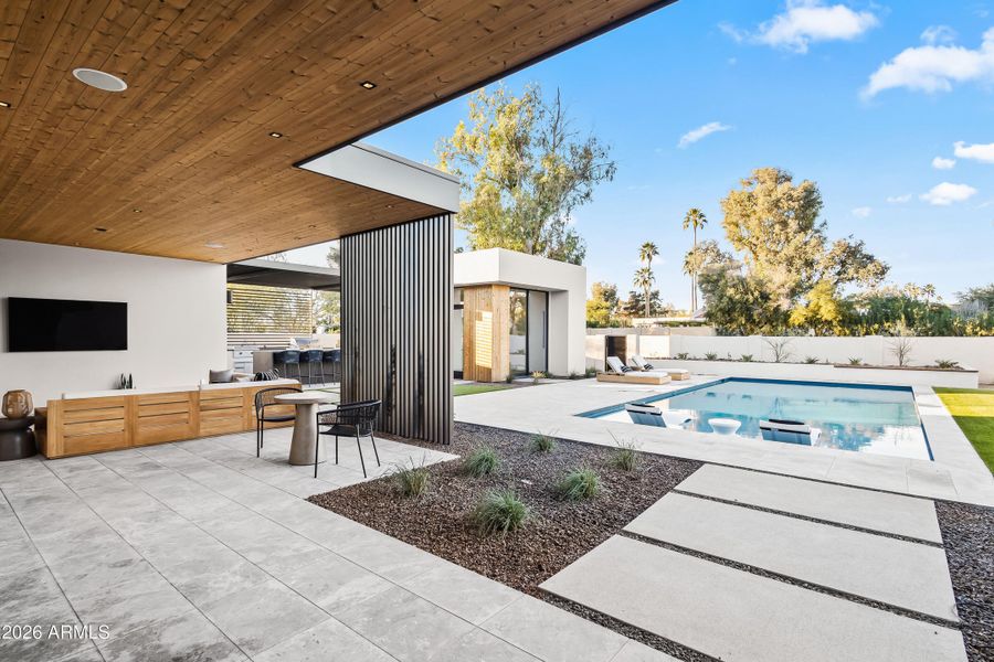 LARGE COVERED PATIO TO POOL VIEW