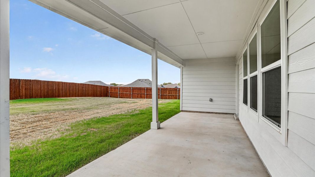 Exterior details and patio area of a home in Sandstone Estates, Granbury (Image 3).