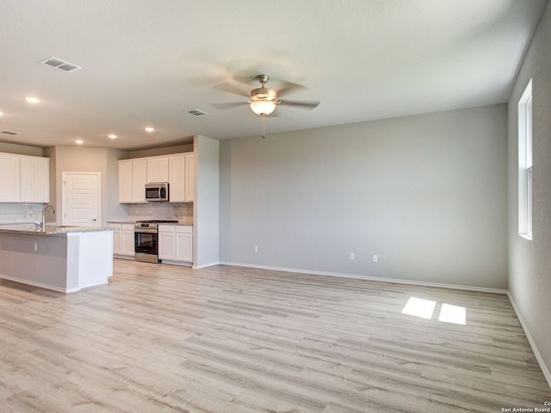 Spacious, unfurnished interior of a new home in Comanche Ridge, San Antonio (Image 17).