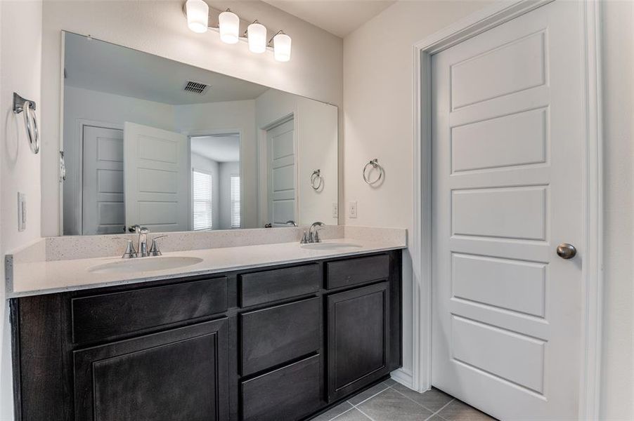 Furnished interior view inside a new home in Cottonwood Creek, Seagoville (Image 7).