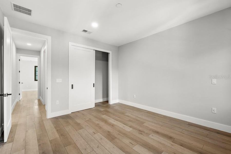Spacious, unfurnished interior of a new home in , Orlando (Image 26).