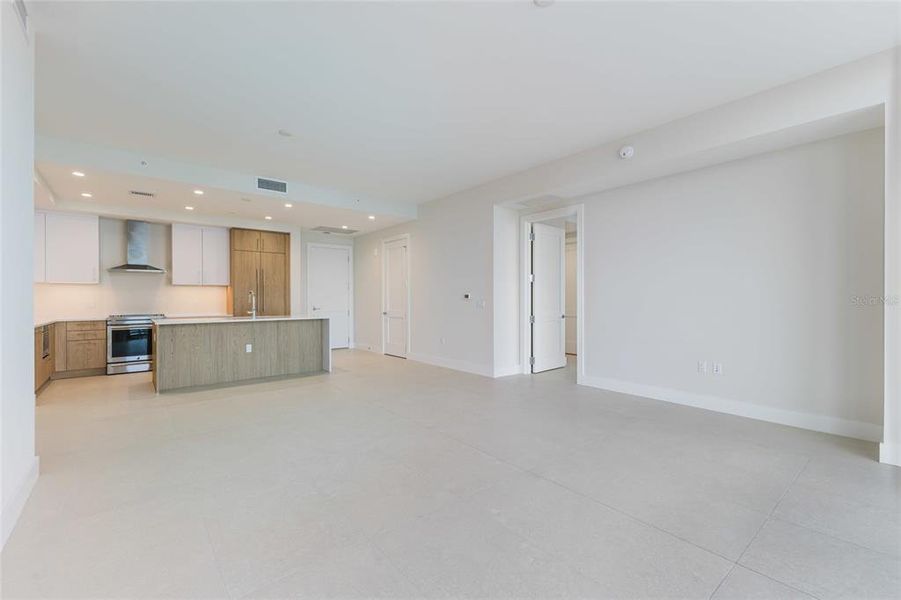 Spacious, unfurnished interior of a new home in , St. Petersburg (Image 22).