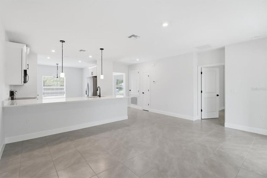 Spacious, unfurnished interior of a new home in , Dunnellon (Image 28).