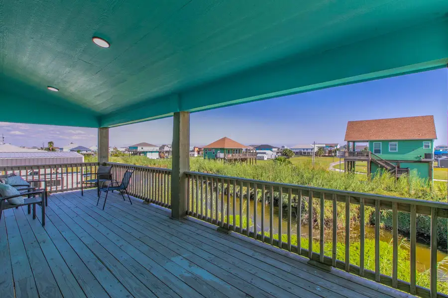 Exterior details and patio area of a home in , Bolivar Peninsula (Image 1).