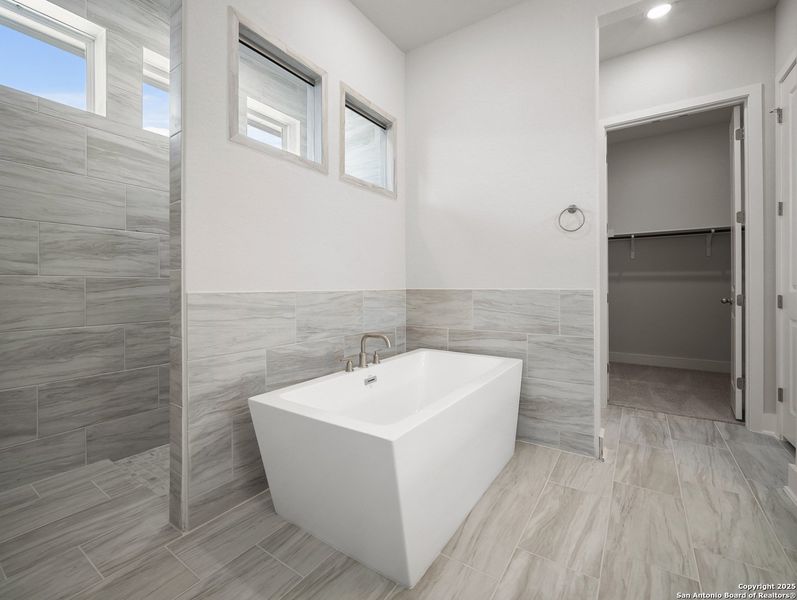 Furnished interior view inside a new home in Cibolo Crossing, Universal City (Image 7).