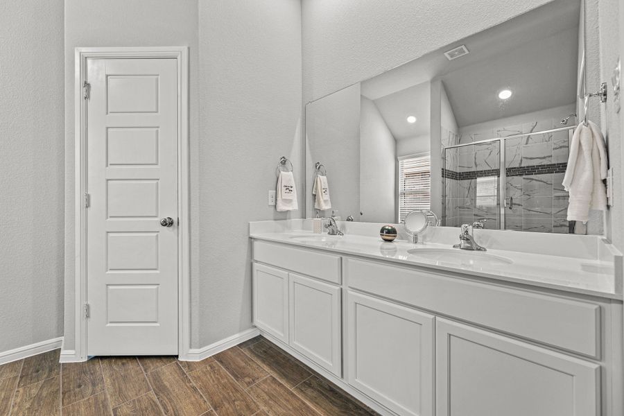 Owner's Bathroom Owner's Bathroom
