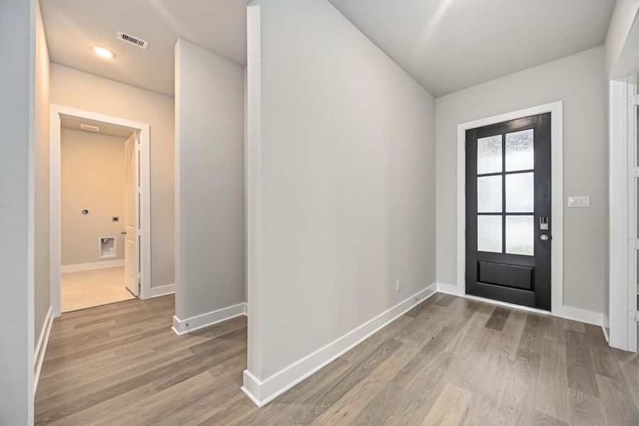 Spacious, unfurnished interior of a new home in Canterra Creek  60', Rosharon (Image 18).