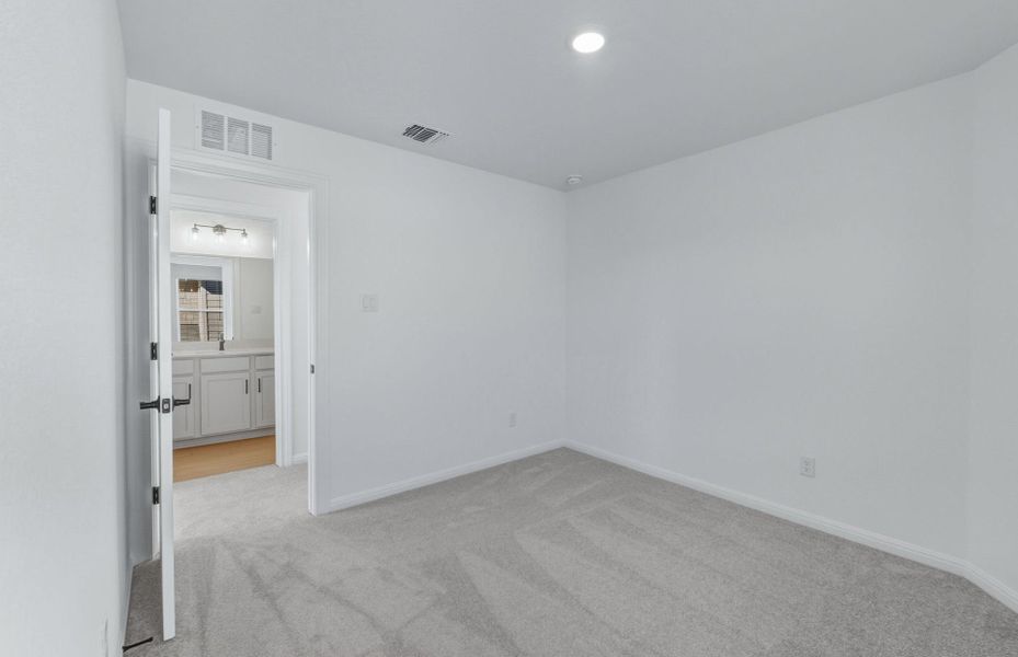 Spacious, unfurnished interior of a new home in Horizon Lake, Leander (Image 39).