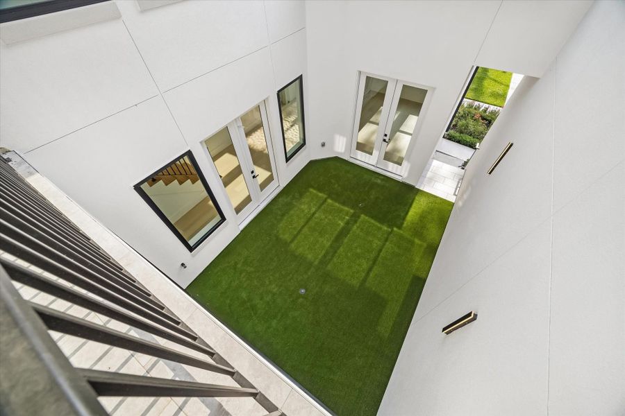 Thanks to the inventive addition of the central courtyard as the calm focus of the home, every area of the home benefits from abundant natural light.