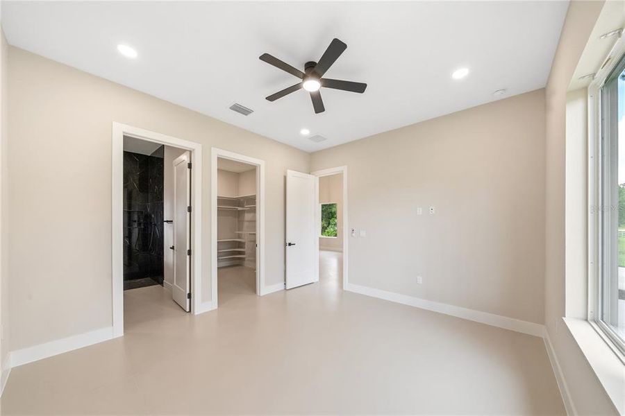 Spacious, unfurnished interior of a new home in , Ocala (Image 20).