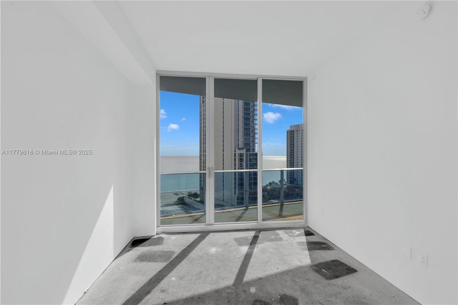 Spacious, unfurnished interior of a new home in , Sunny Isles Beach (Image 6).